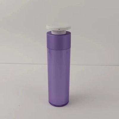 Paarse plastic cosmetische dispenserfles met witte drukknop pomp