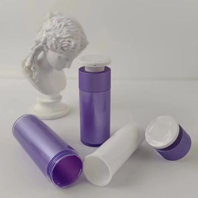 Paarse plastic cosmetische dispenserfles met witte drukknop pomp