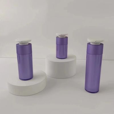 Paarse plastic cosmetische dispenserfles met witte drukknop pomp