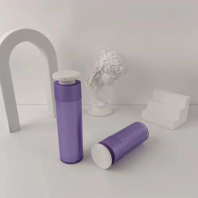 Paarse plastic cosmetische dispenserfles met witte drukknop pomp