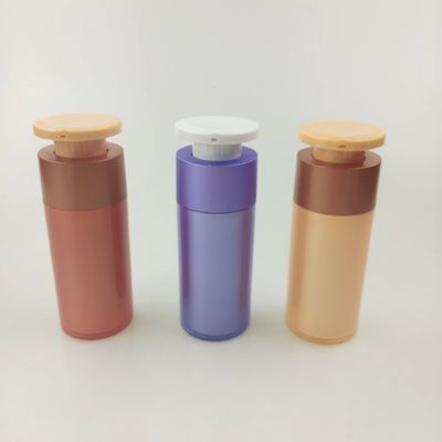Paarse plastic cosmetische dispenserfles met witte drukknop pomp