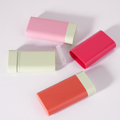 Roterende opneembare plastic flessen in verschillende kleuren kunnen worden gebruikt voor zonnebrandcrème en lichaamscrème