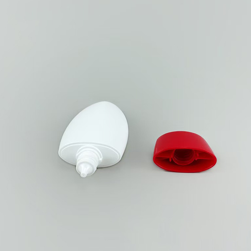 Ovale eivormige lege zonnebrandcrème op fles witte matte kunststof roll-on deodorant container geel flip cap hervulbare cosmetische fles voor zonnesalve lichaamszout deodorant verpakking