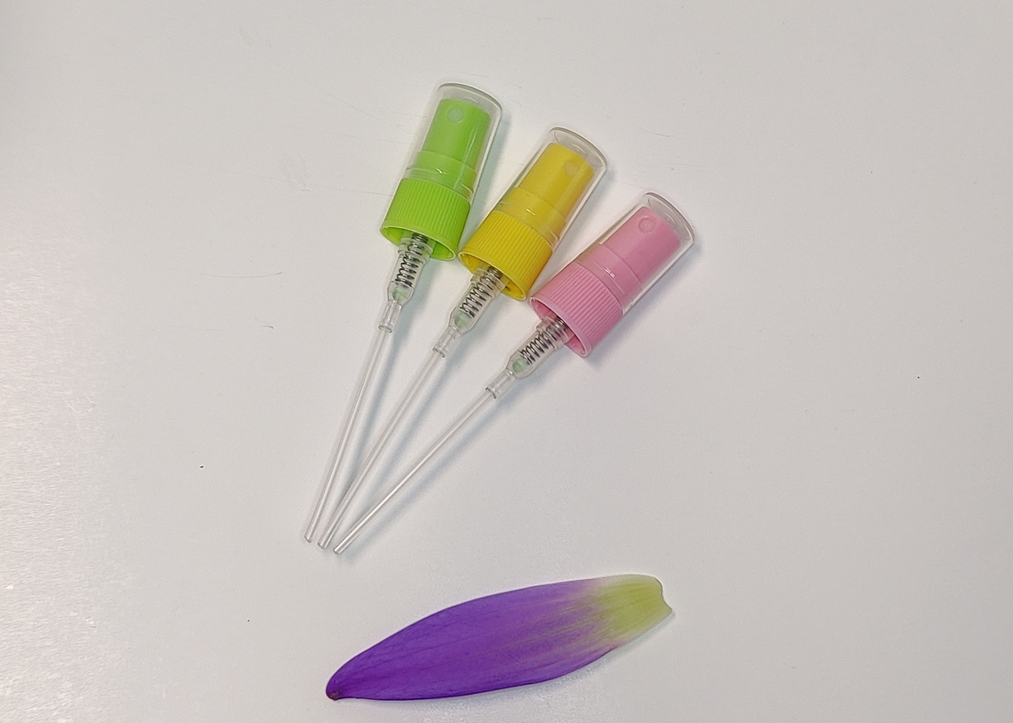 Hoogwaardige fijne mistsproeiers met plastic pompkappen in 18 20 24 mm met milieuvriendelijk recyclebaar materiaal en ergonomisch kapontwerp