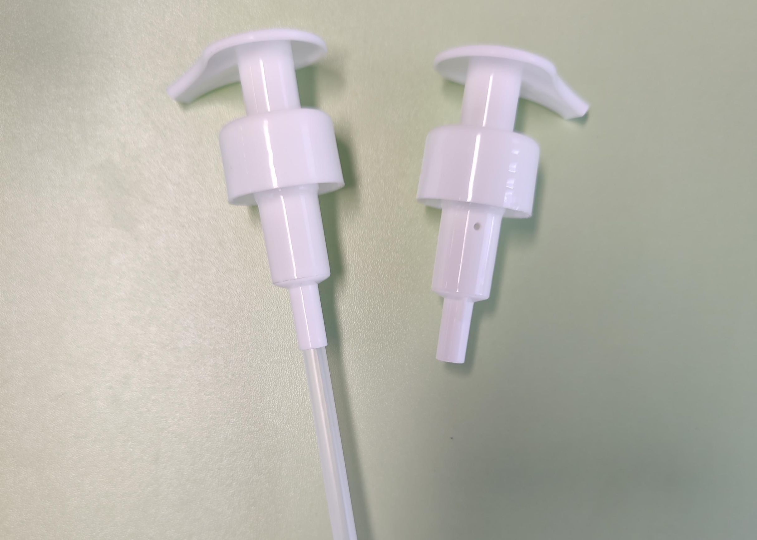 Aangepaste, gebruiksvriendelijke pomp van uitstekende kwaliteit, 24/28MM, met links-rechts vergrendeling voor lotion, crème en vloeistoffen